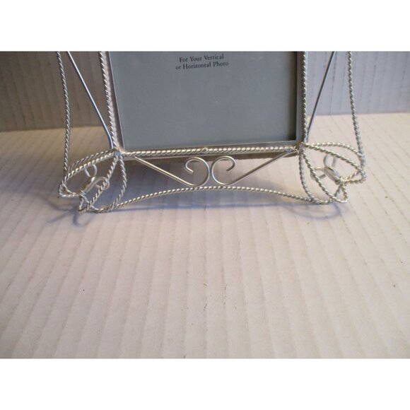 *Carr Delicate Picture Frame Sculpted Silver Metal Wire - 4" x 6" - NWT - 2 Way - Picture 2 of 6